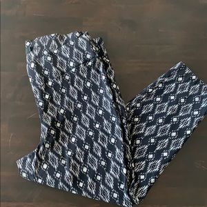 Black and white cropped pant